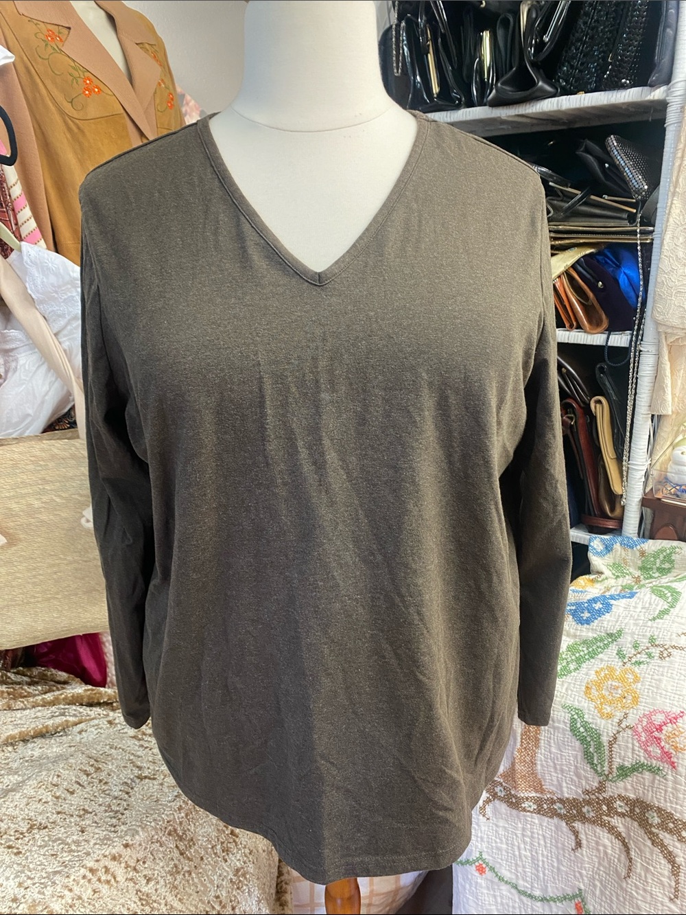 Basic Editions - Y2K - cotton blend Long Sleeve V-Neck Tee in Olive Brown